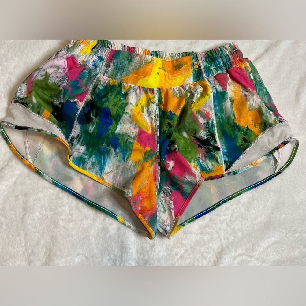 Lululemon Hotty Hot Low Rise Lined Shorts 2.5" No Limits White Multi White Sz 8 - Picture 2 of 4